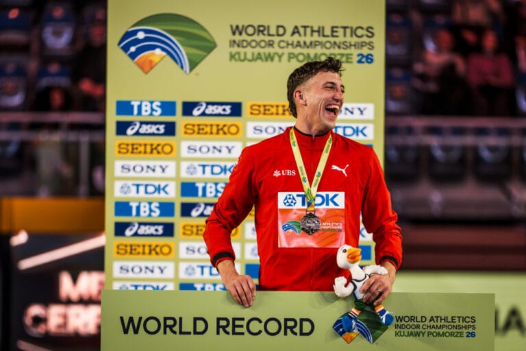 Simon Ehammer bei der Siegerehrung – Gold an der Hallen-WM in Torun (POL) mit Weltrekord (6670 Punkte)